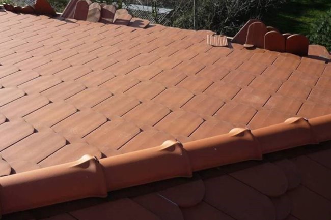 Jak utěsnit hřeben či úžlabí střechy?