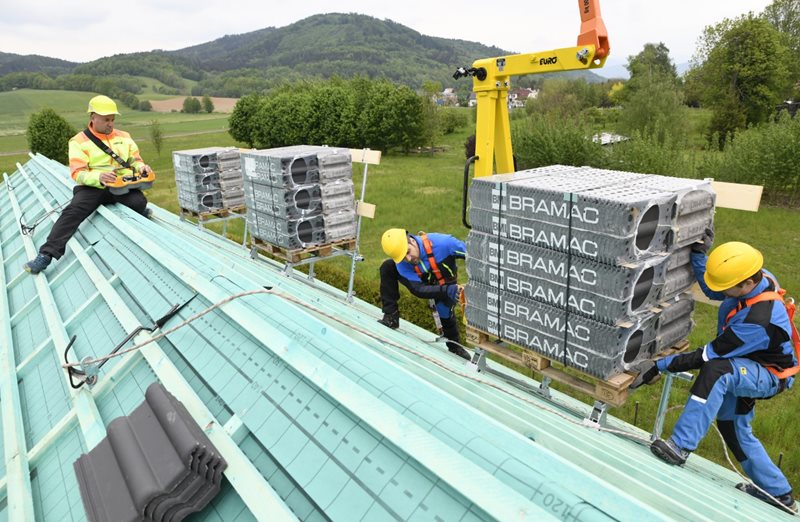 doprava-na-strechu-doprava-materialu-na-stavbu-doprava-stresnich-tasek-na-strechu-2.jpg